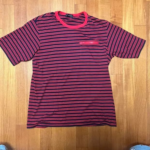 언더커버 레드 스트라이프 컬렉선 티셔츠