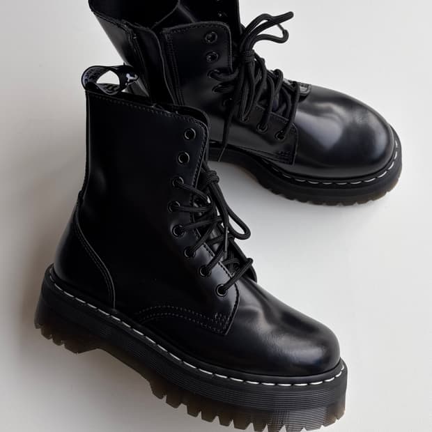 닥터마틴 제이든 화이트 스티치 8홀 부츠