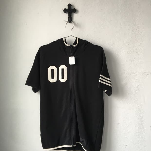 Half sleeve hood zip up