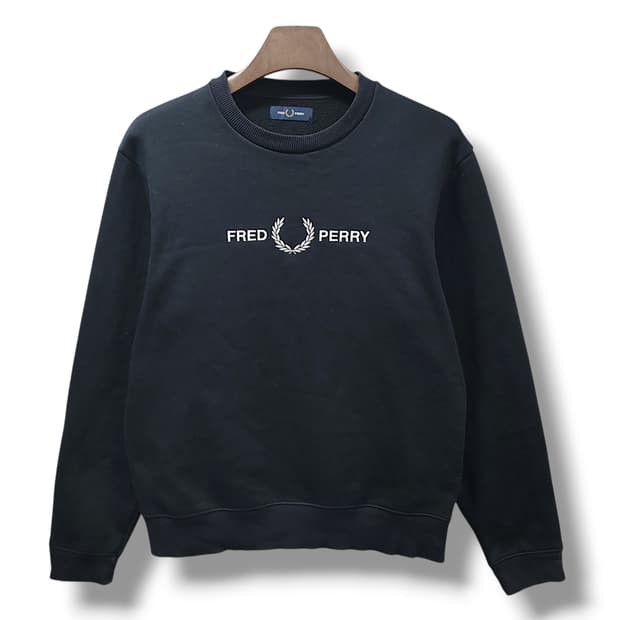 [L] 프레드페리 블랙 빅 자수 로고 기모 크루넥 맨투맨