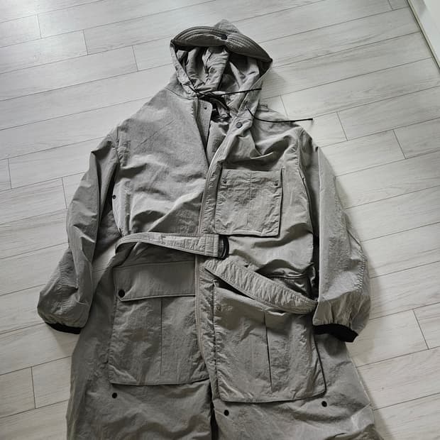 엠포리오 아르마니 (EA) 후드 코트