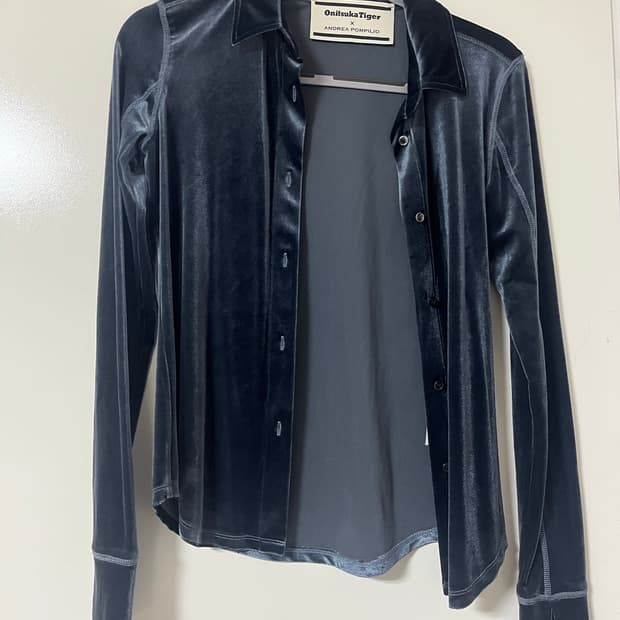 오니츠카 타이거x안드레아 벨벳 셔츠 스몰