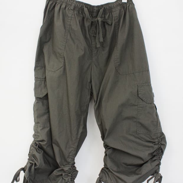 khaki cropped pants
