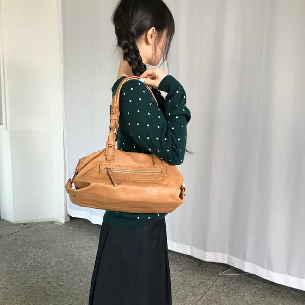 브라운 스티치 디테일 백