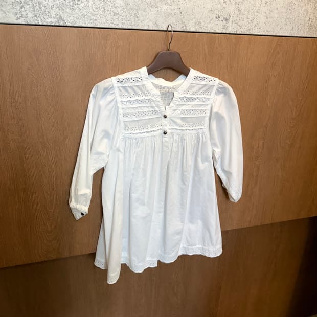 빈티지 슬릿넥 블라우스 아일렛 레이스 7부 소매 디테일 루즈핏 아이보리