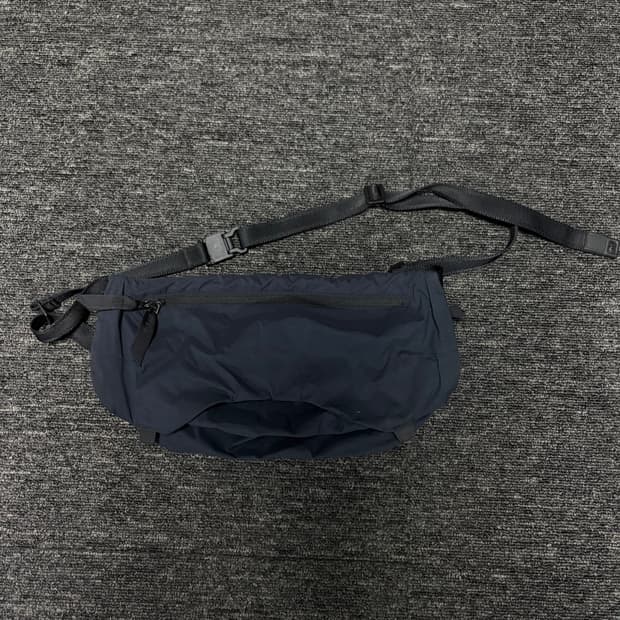 아크피닉스 다크네이비 사코슈 백