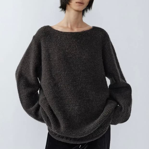 이어닝 프론트백 루즈 넥 니트 차콜