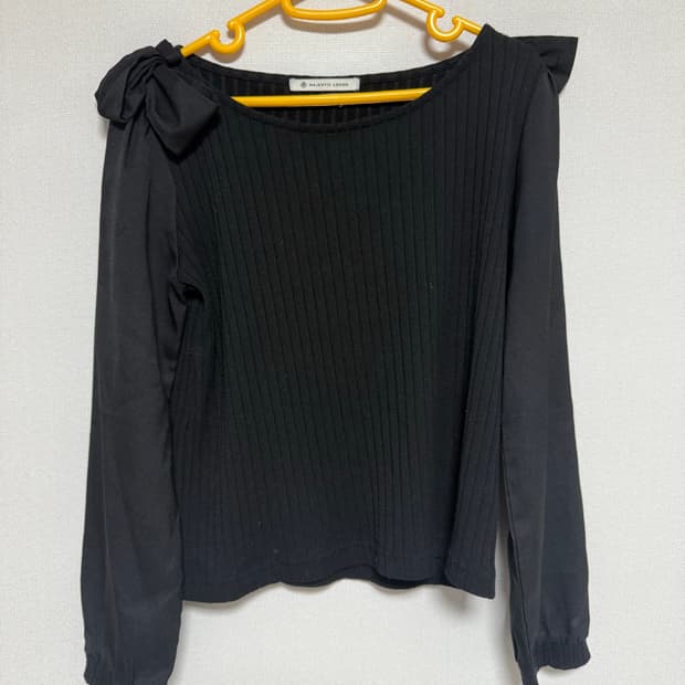 리본 블랙 블라우스