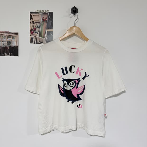 [FREE] 럭키슈에뜨 부엉이 그래픽 반팔티