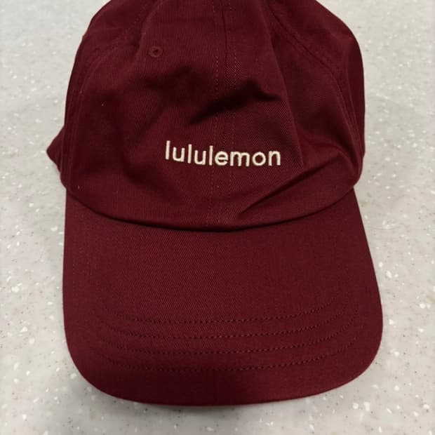 룰루레몬 볼캡 와인레드