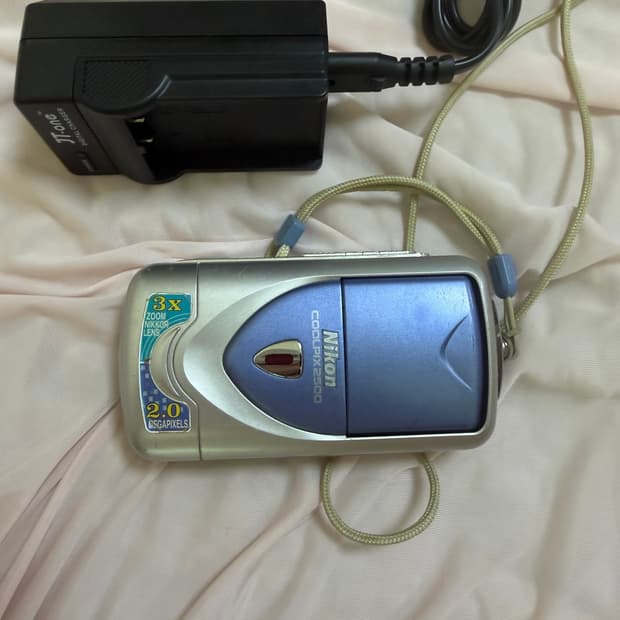 니콘 쿨픽스 E2500 황조지 르세라핌 카즈하 누가영 카메라