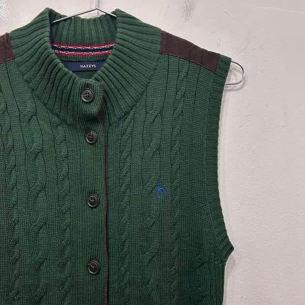 헤지스 스몰로고 울 꽈베기 니트 베스트