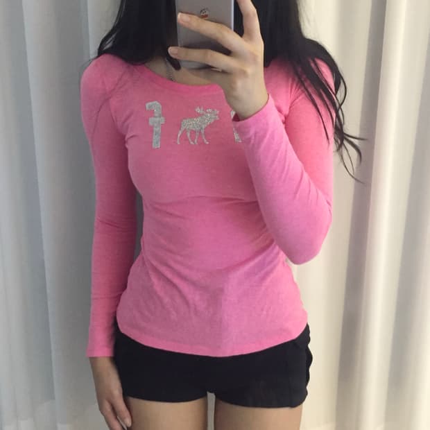 Abercrombie 딱붙슬림핏 레어색 글리터 레터링 딸기우유 롱슬리브