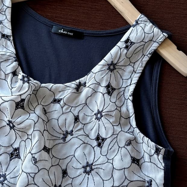 Fake layered sleeveless top