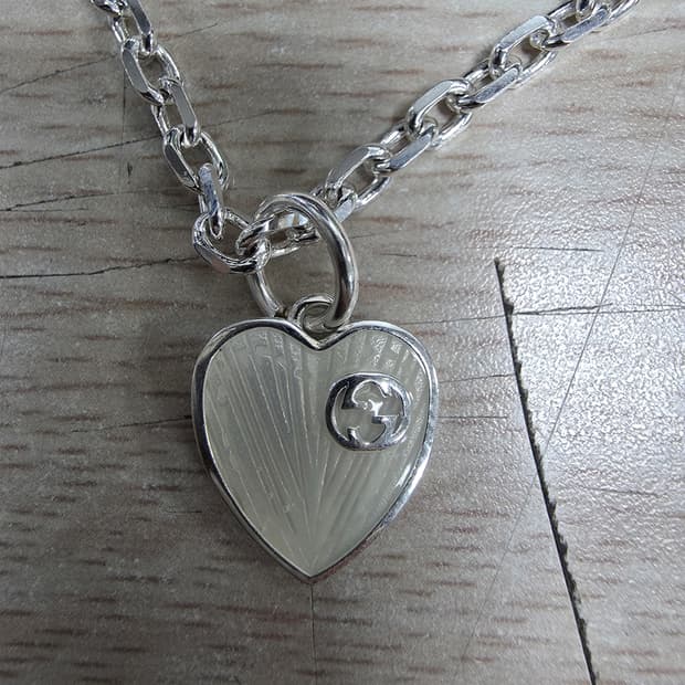 구찌 인터로깅 하트 목걸이