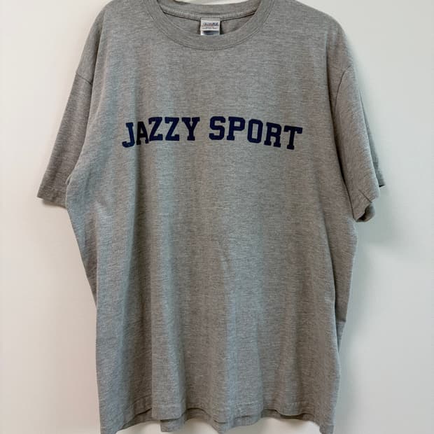 재지 스포츠(Jazzy Sport) 로고 그래픽 티셔츠