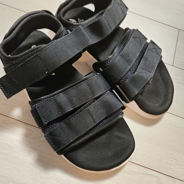 아디다스 아딜렛 샌들 2.0 사이즈245

바닥면 오염외에는 새거처럼 깨