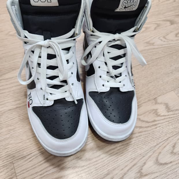 나이키 x 슈프림 SB 덩크 하이 OG QS 바이 애니 민즈 블랙 화이트