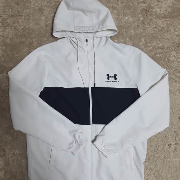 언더아머 바람막이 상태좋고깨끗해요 사이즈  95