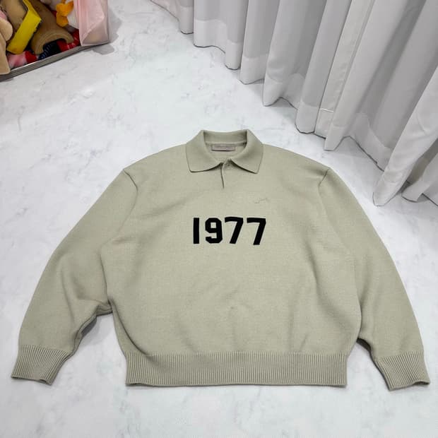 피오갓 에센셜 1977 카라 니트