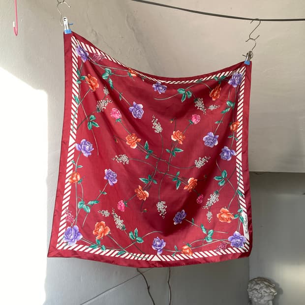 버건디 플로럴 패턴 스카프