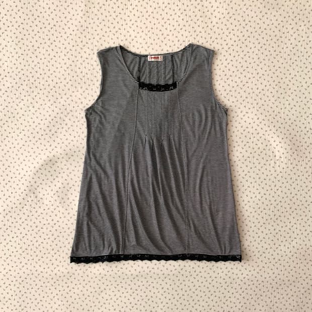 블랙 스트라이프 레이스 핀턱 슬리브리스