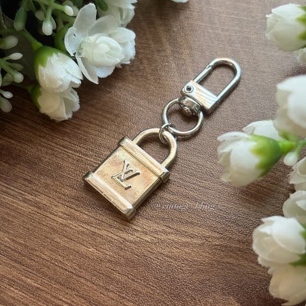 루이비통 패드락 실버 백참 키링 키체인