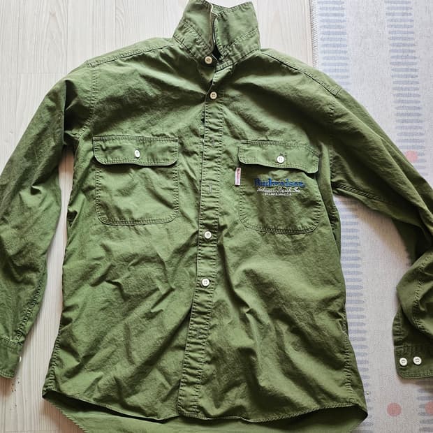 버드와이저 올리브 셔츠