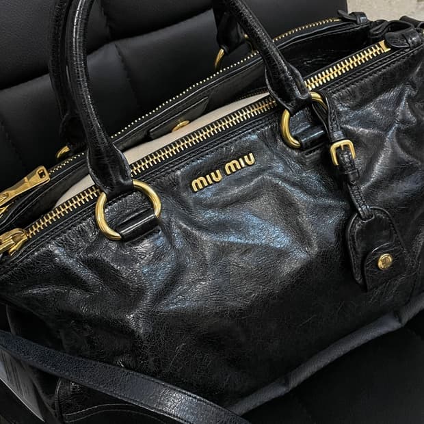 미우미우 비텔로 샤인 숄더 백