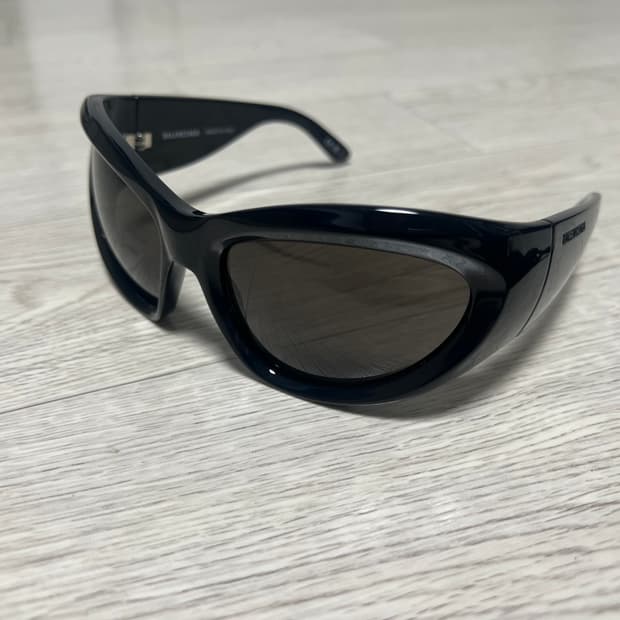 발렌시아가 wrap D프레임 선글라스