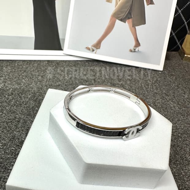 샤넬 블랙 & 실버 로고 팔찌