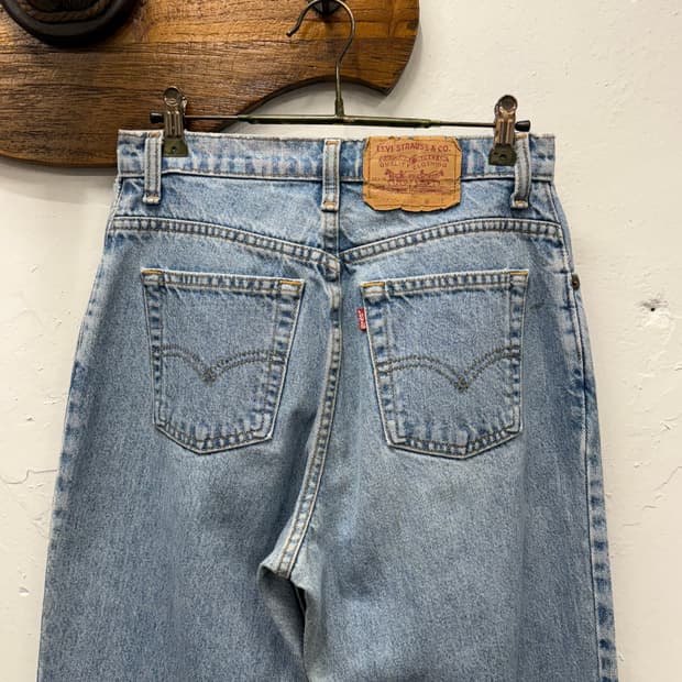 27) CANADA Levi’s 550 Relaxed Tapered Je