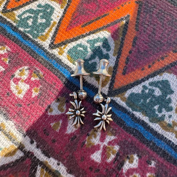 Chrome hearts 타이니 e 귀걸이 