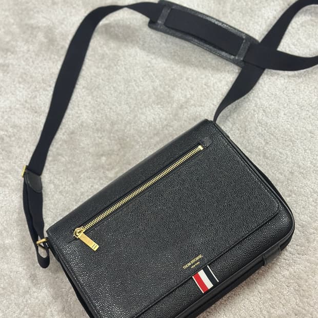 톰브라운 크로스백