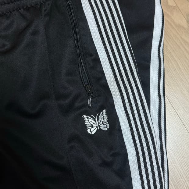 니들스 트랙팬츠 네로우 