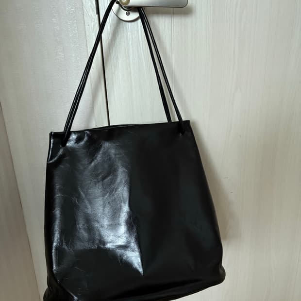 [마지막가격] S18 NO.17 BLACK LEATHER HOOF BAG