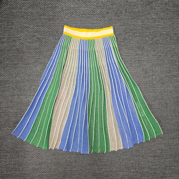 럭키슈에뜨 컬러 스트라이프 플리츠 니트 스커트