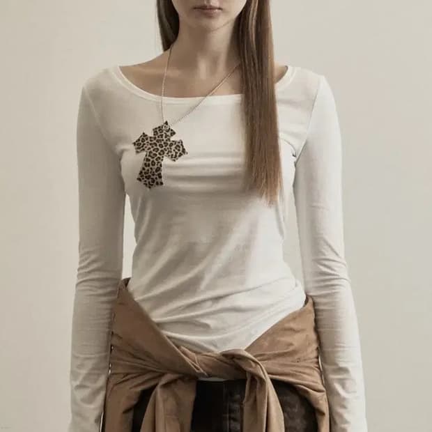 일리오 white leopard cross necklace top