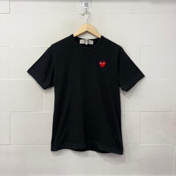 꼼데가르송플레이 레드하트 와펜 반팔