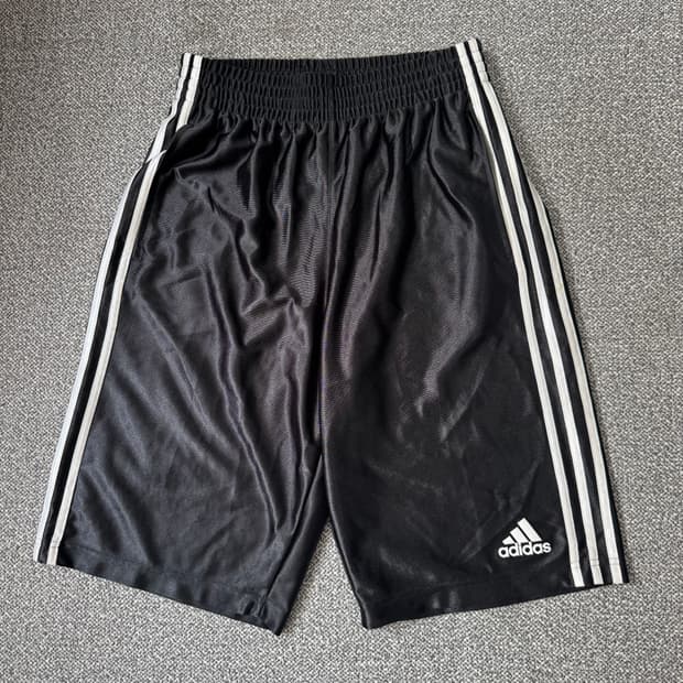 아디다스 블랙 앤 화이트 애슬레틱 쇼츠