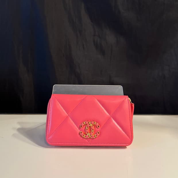 샤넬 클래식 퀄티드 캐비어 지갑 핑크 (2021)