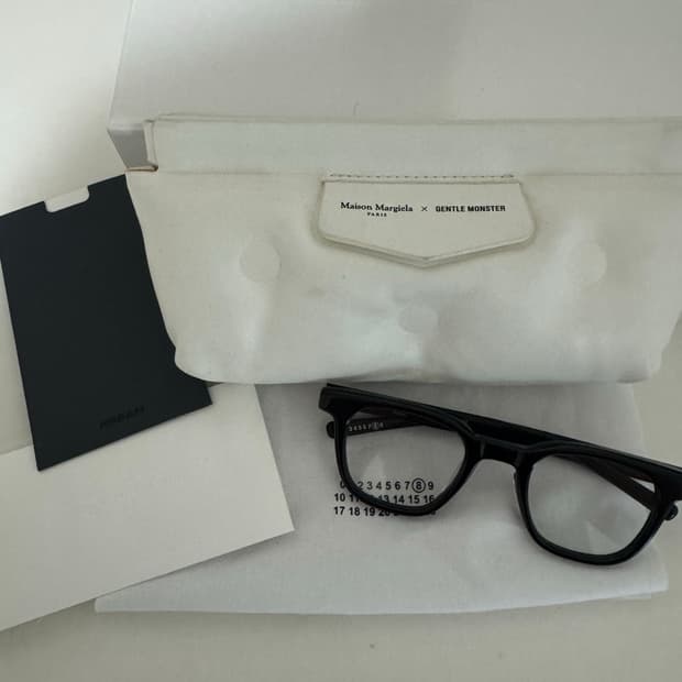 젠틀몬스터x메종 마르지엘라 안경 MM010 블랙 색상