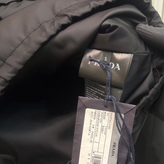 prada 리나일론 오버핏 빅로고 후디 점퍼