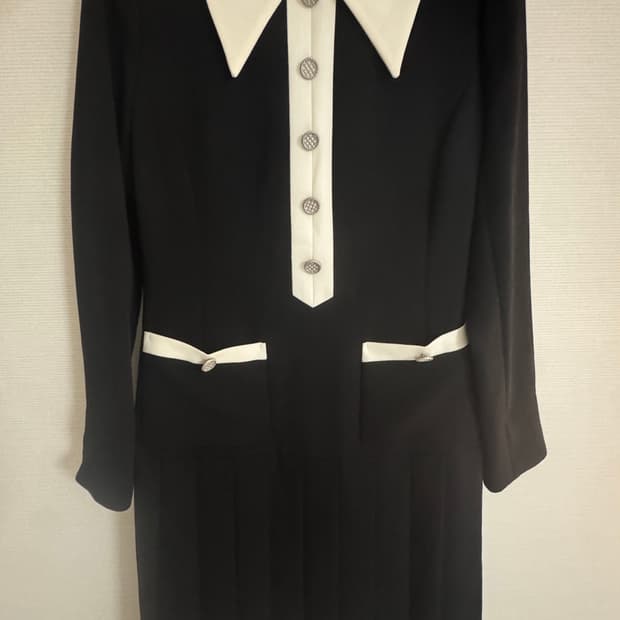 온앤온 배색 플리츠 원피스