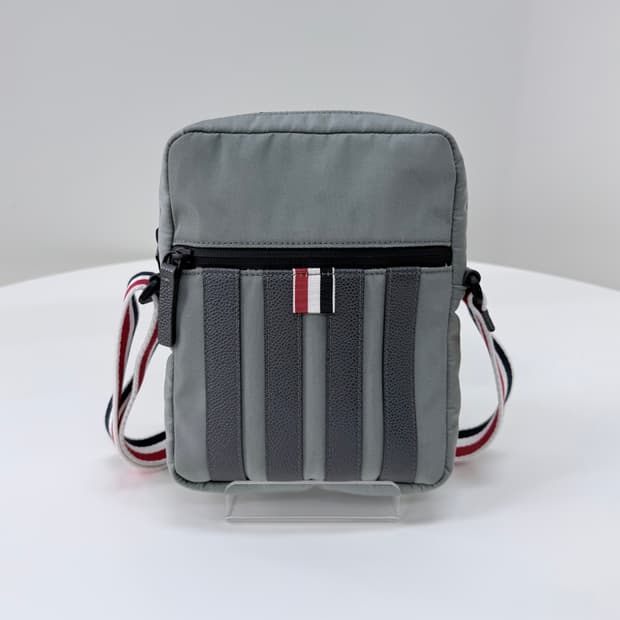 [A급/OS] 톰브라운 나일론 앤 인터락 사선 아플리케 크로스백