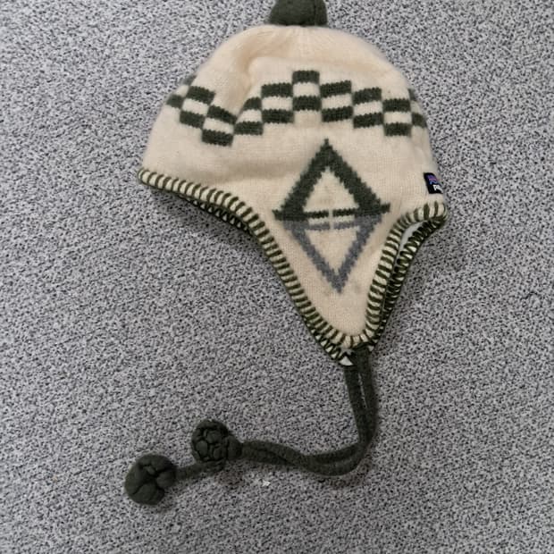 파타고니아 털방울 귀달이 모자 아이보리