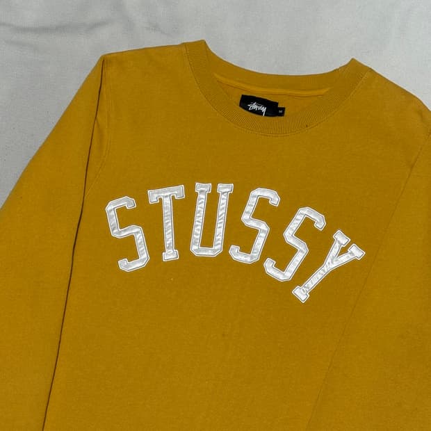 M 스투시 빅로고 머스타드 맨투맨