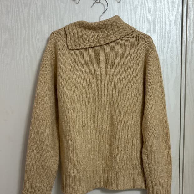 베이지 사선 단추 사선 니트