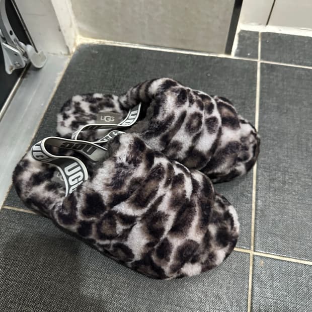 UGG 어그 플러피 레오파드 슬리퍼 230