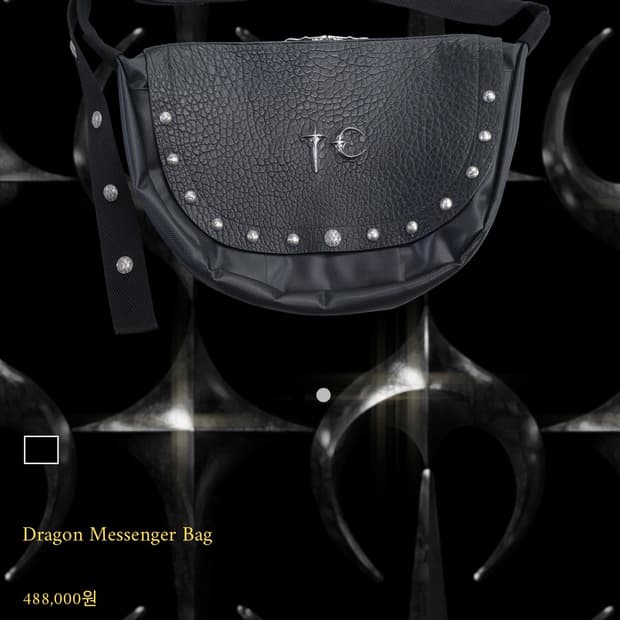 Thug Club messenger bag 판매합니다